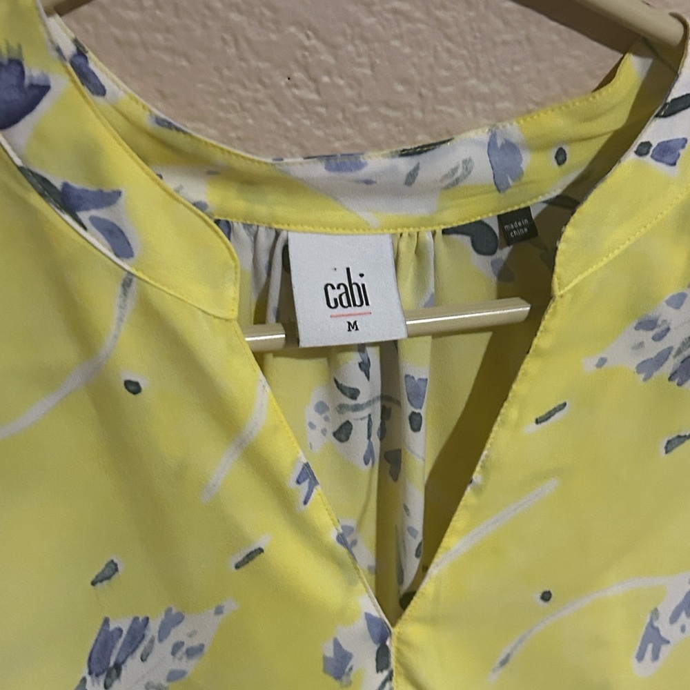 Cabi Yellow Floral Blouse Size Medium Lightweight Short Sleeve Split Neck Top - Picture 2 of 4